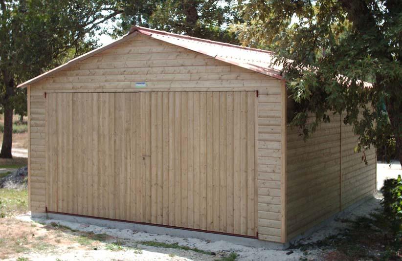 Garage en bois avec toit rouge