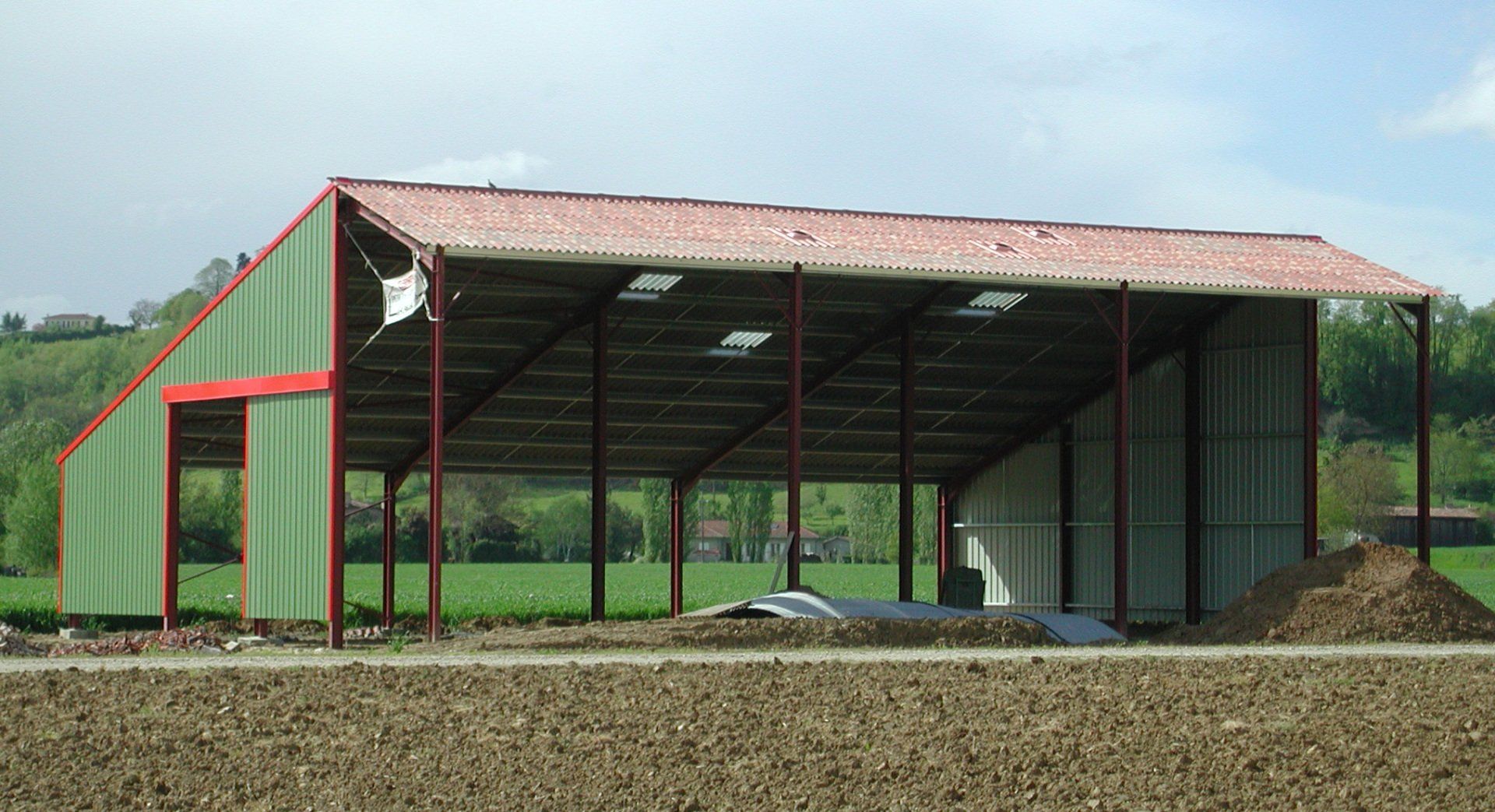 Bâtiment de stockage avec côtés ouverts
