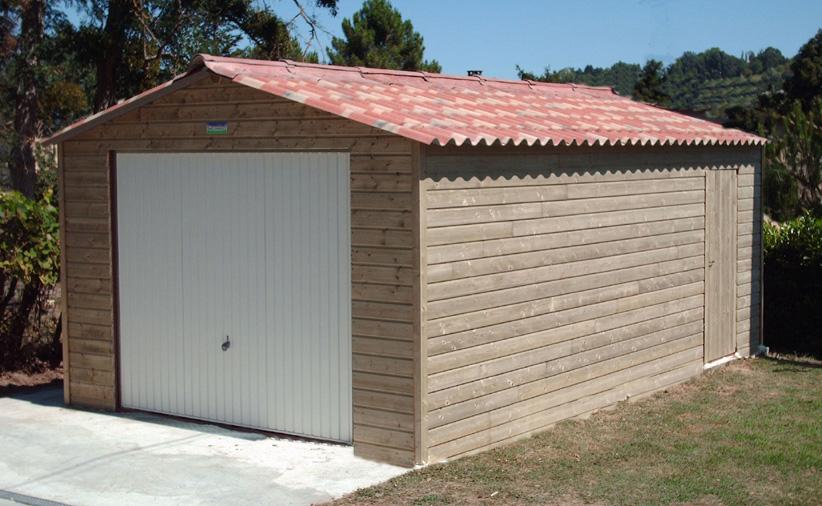 Garage avec porte blanche