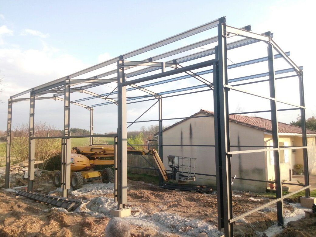 Structure en acier d'un bâtiment en construction