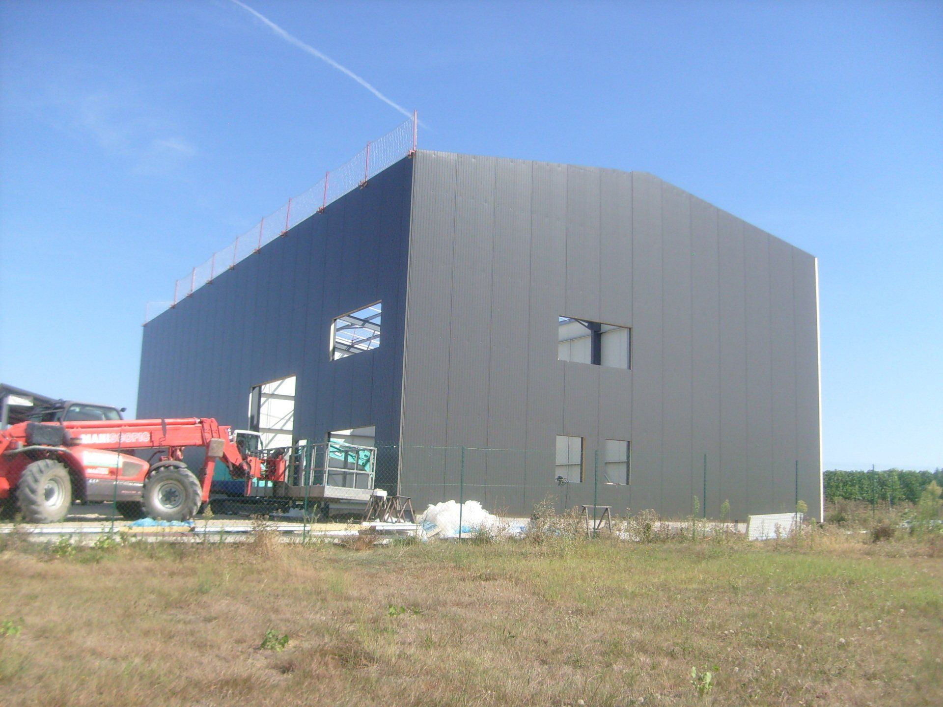 Un grand bâtiment industriel gris