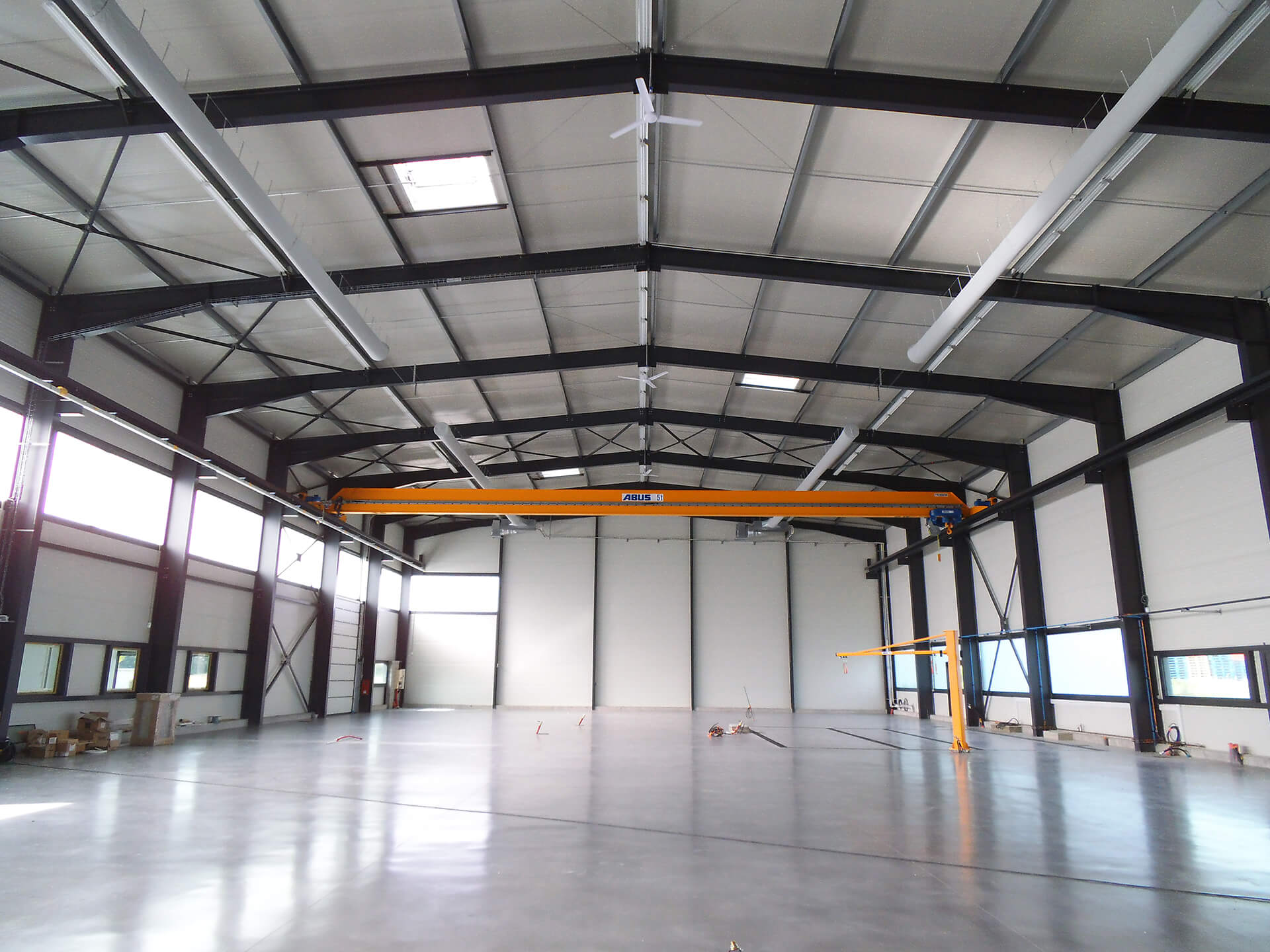 Intérieur d'un grand entrepôt industriel vide 