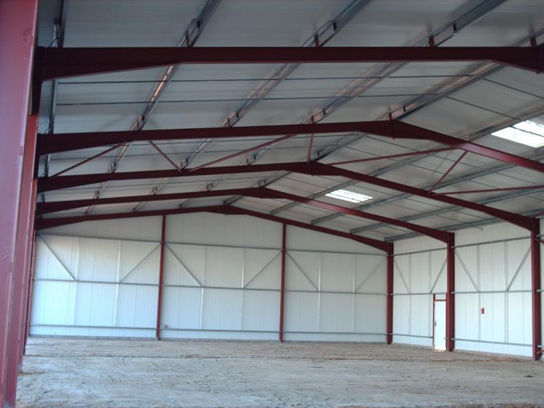 Vue intérieure d'un entrepôt métallique