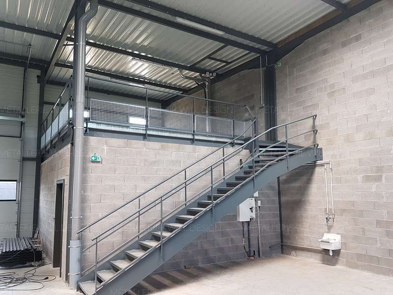 Vue intérieure d'un bâtiment avec un escalier métallique 