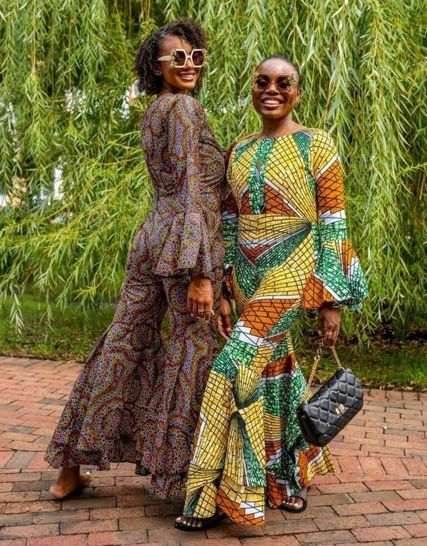 Deux femmes en robes à wax.