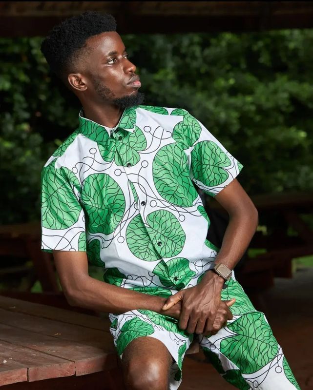 Chemise d'homme à manches courtes et motifs verts.