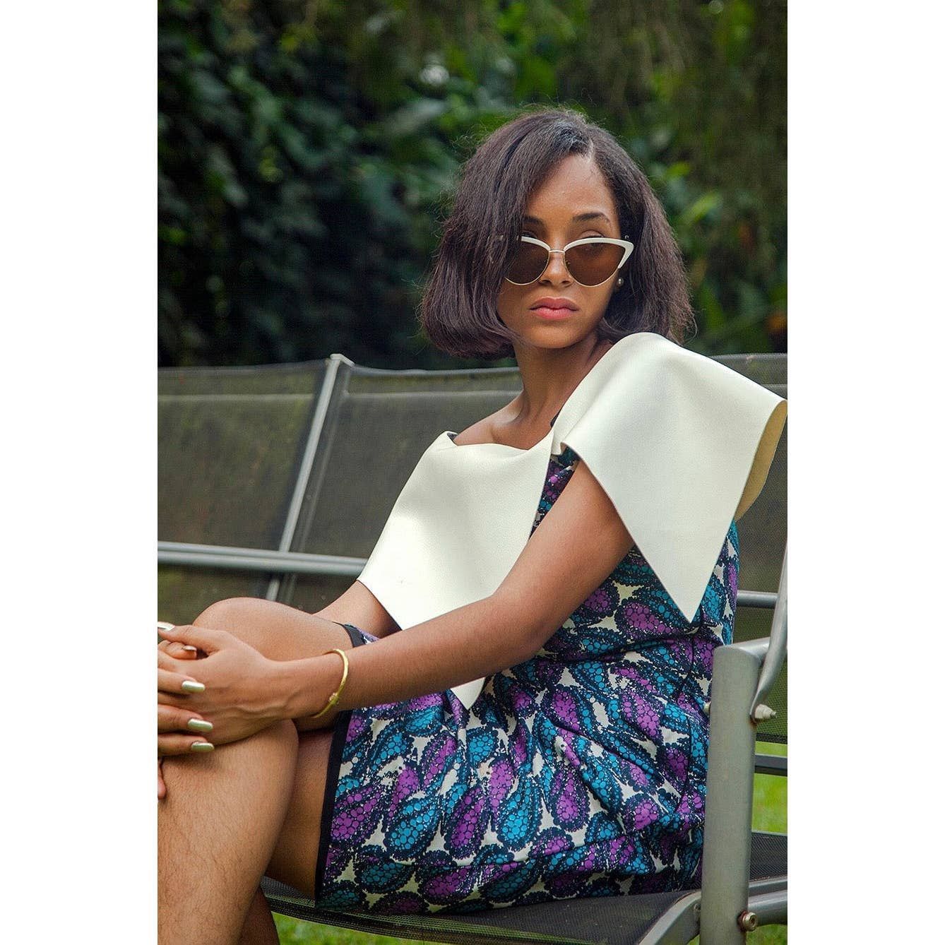 Robe en wax avec col démesuré.