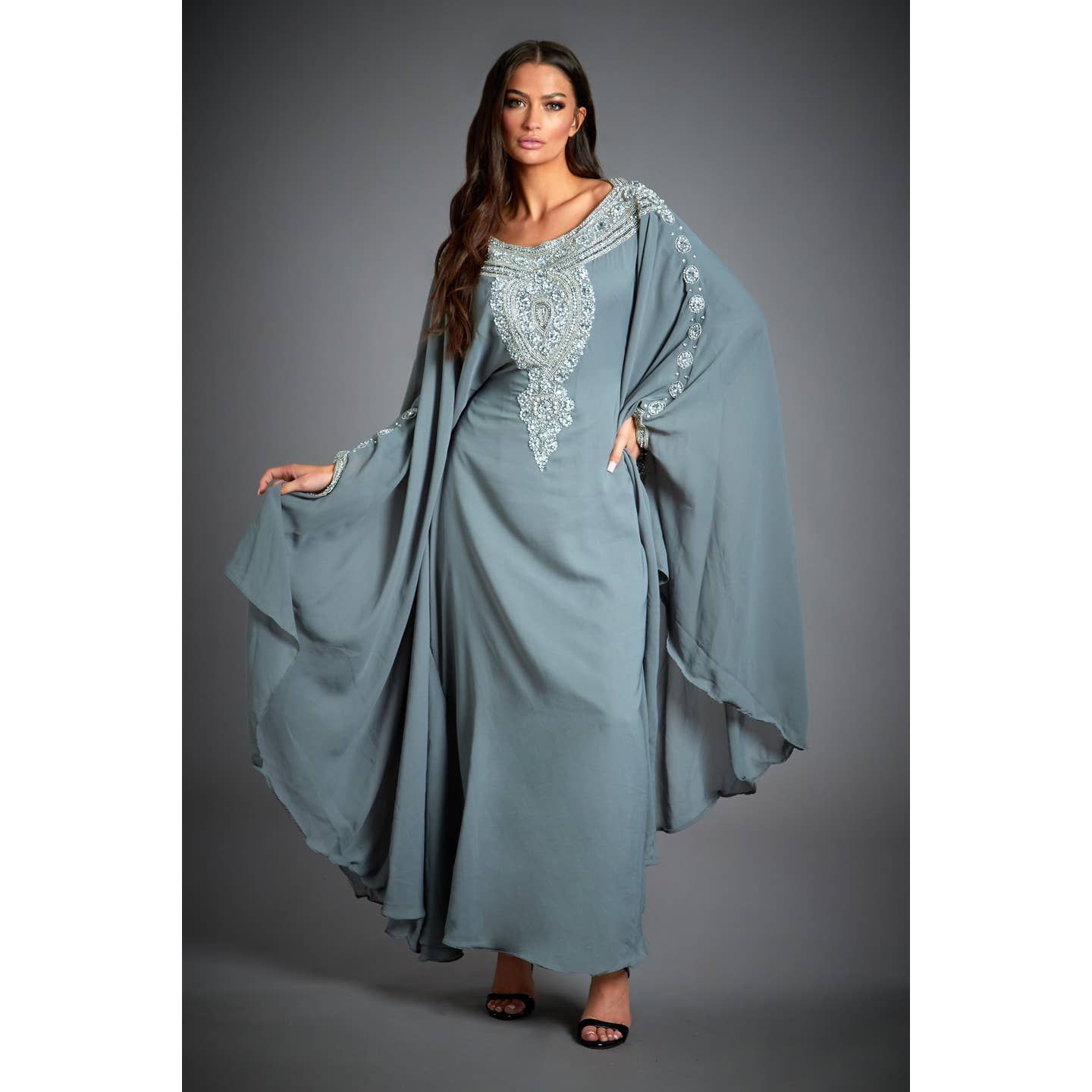 Abaya bleu clair et broderie blanche.