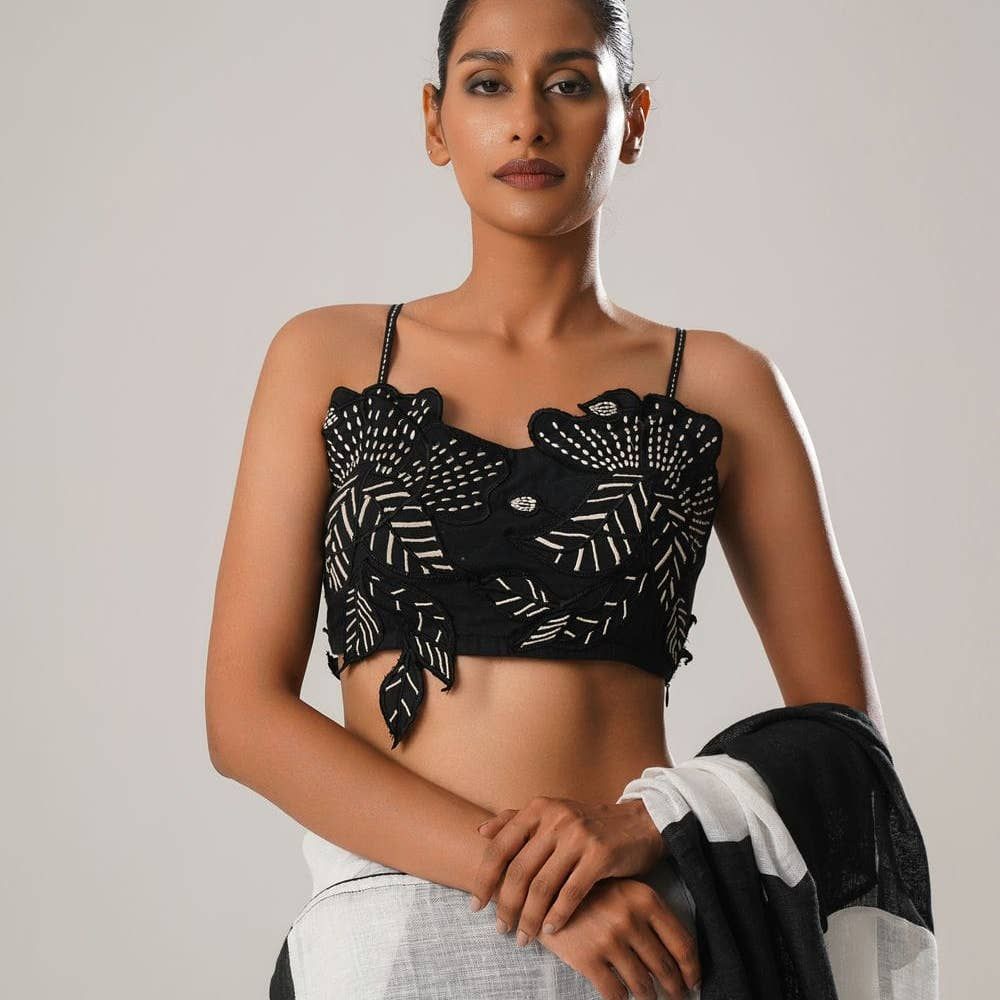 Sari avec broderie à motif végétal.