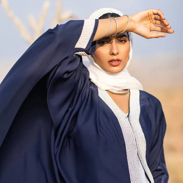 Femme avec abaya bleu marine.