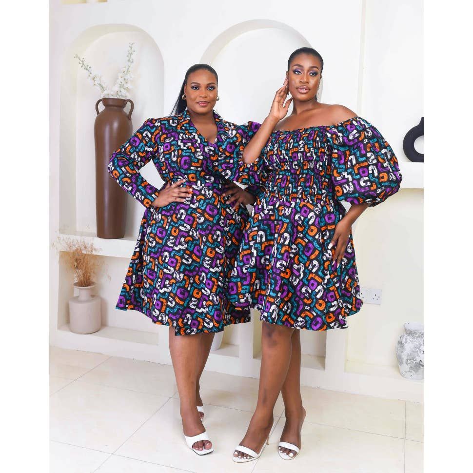 Deux robes dans le même tissu mais deux coupes différentes, une à manches droites et l'autre a manches bouffantes.