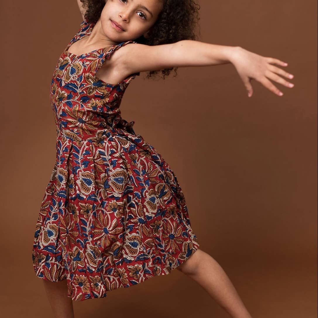 Jeune fille avec robe à motif fleuri inspiré wax.