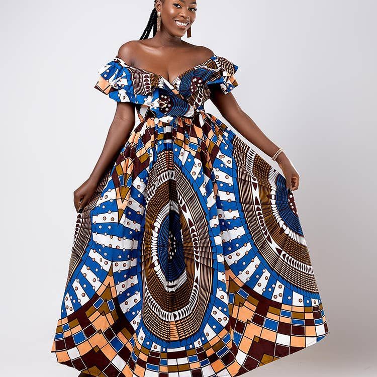 Robe longe en wax à motifs bleus.