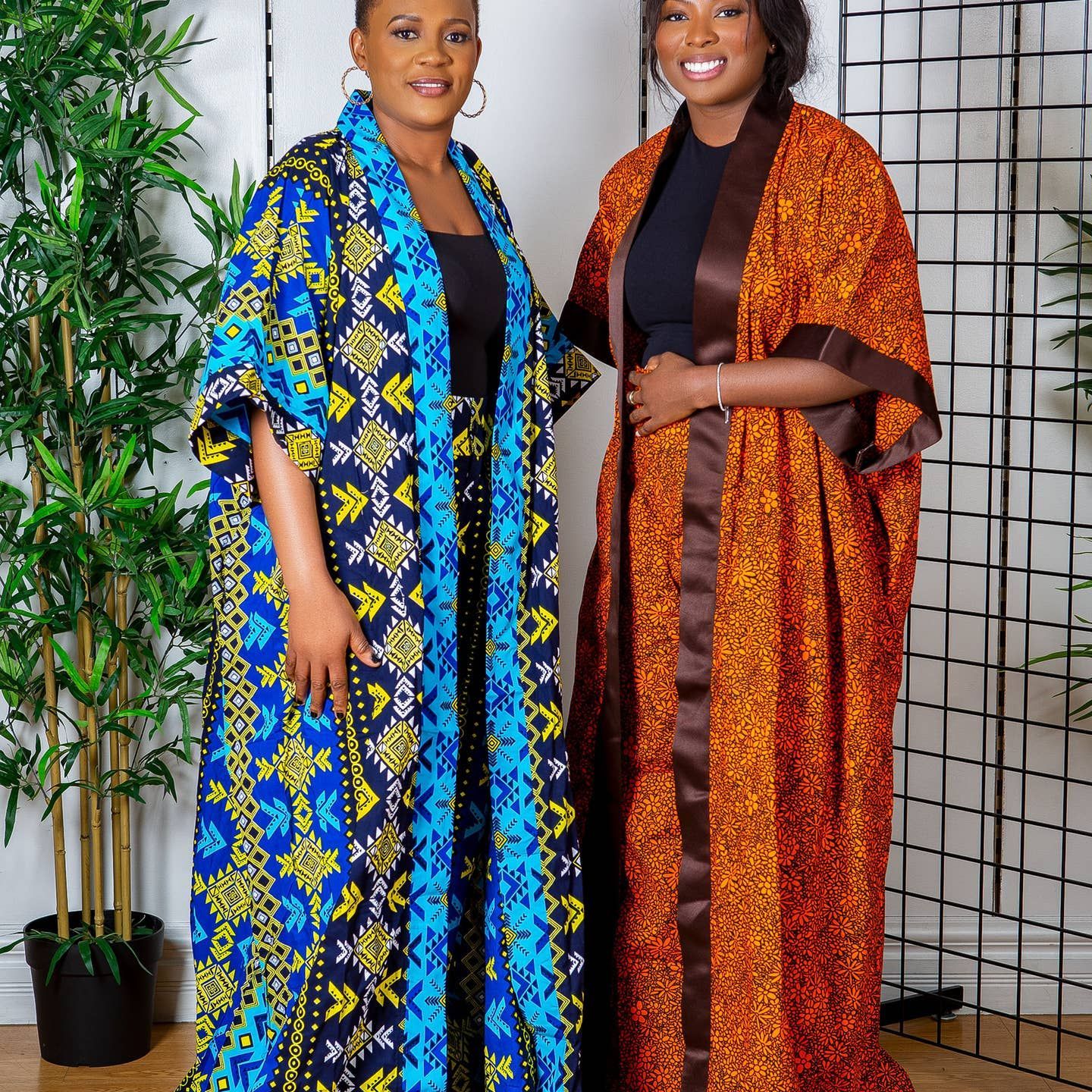 Femme avec boubou bleu à coté d'une femme à boubou orange.