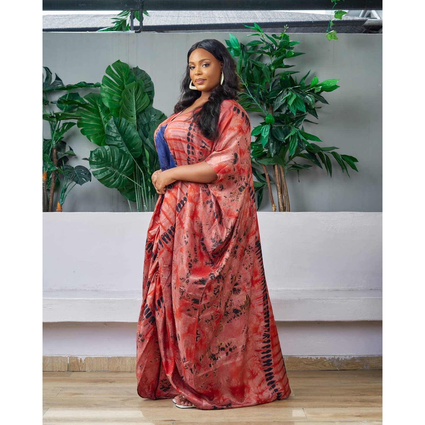 Femme avec boubou africain rouge.