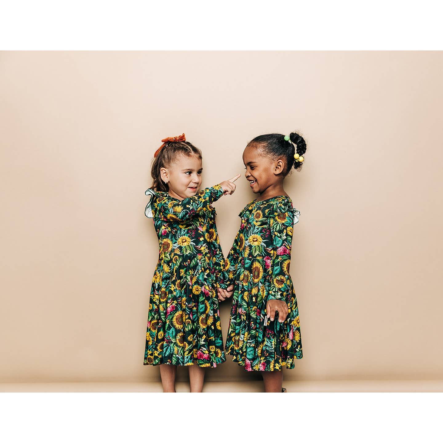 Deux fillettes avec robes identiques.