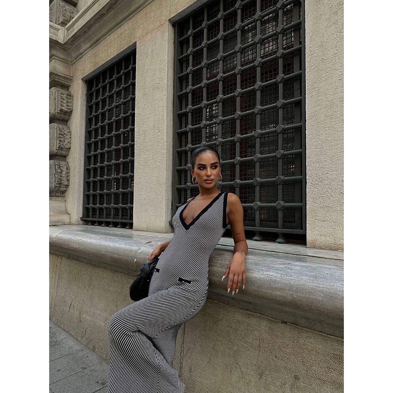 Robe trés décolletée.