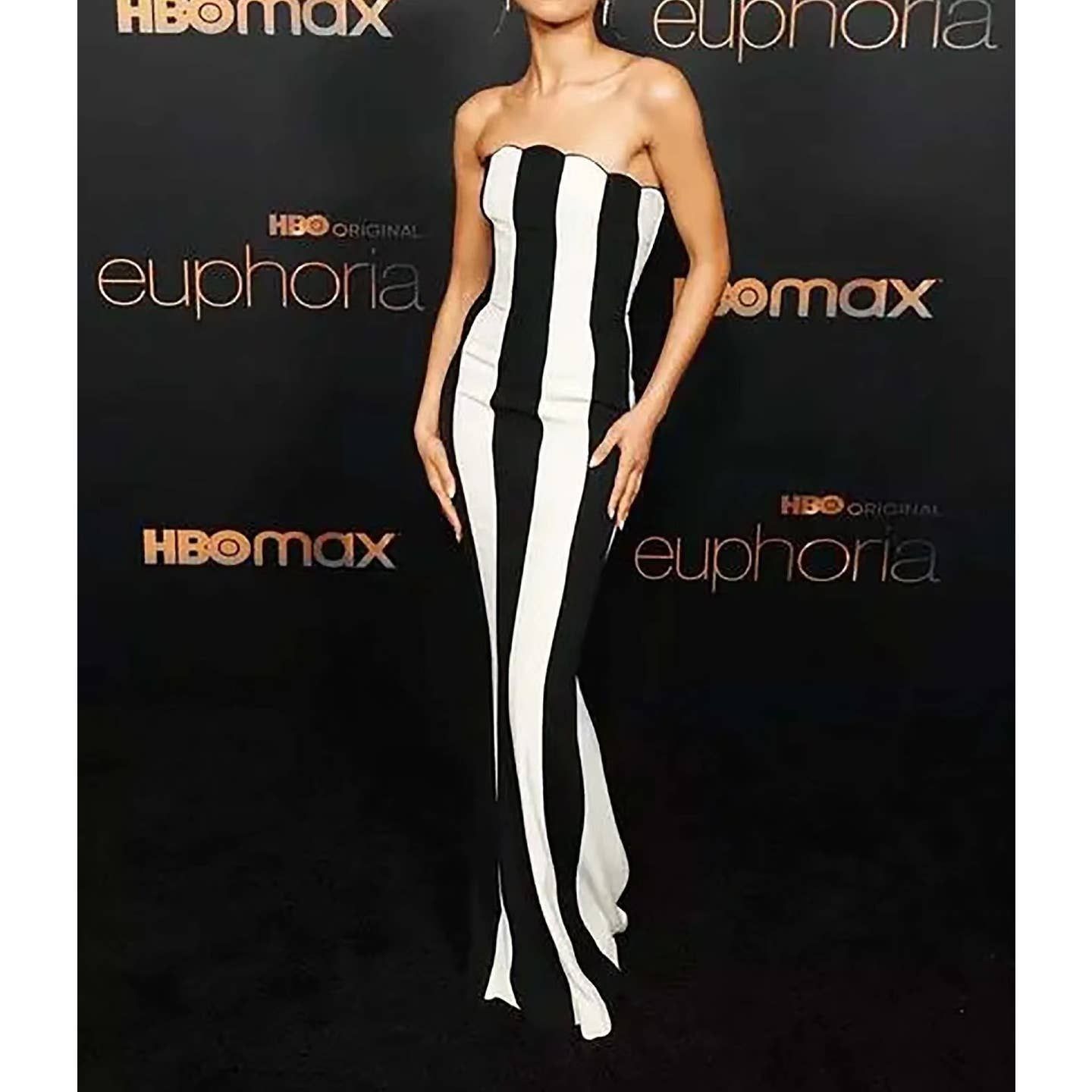 Robe à rayures verticales noires et blanches.