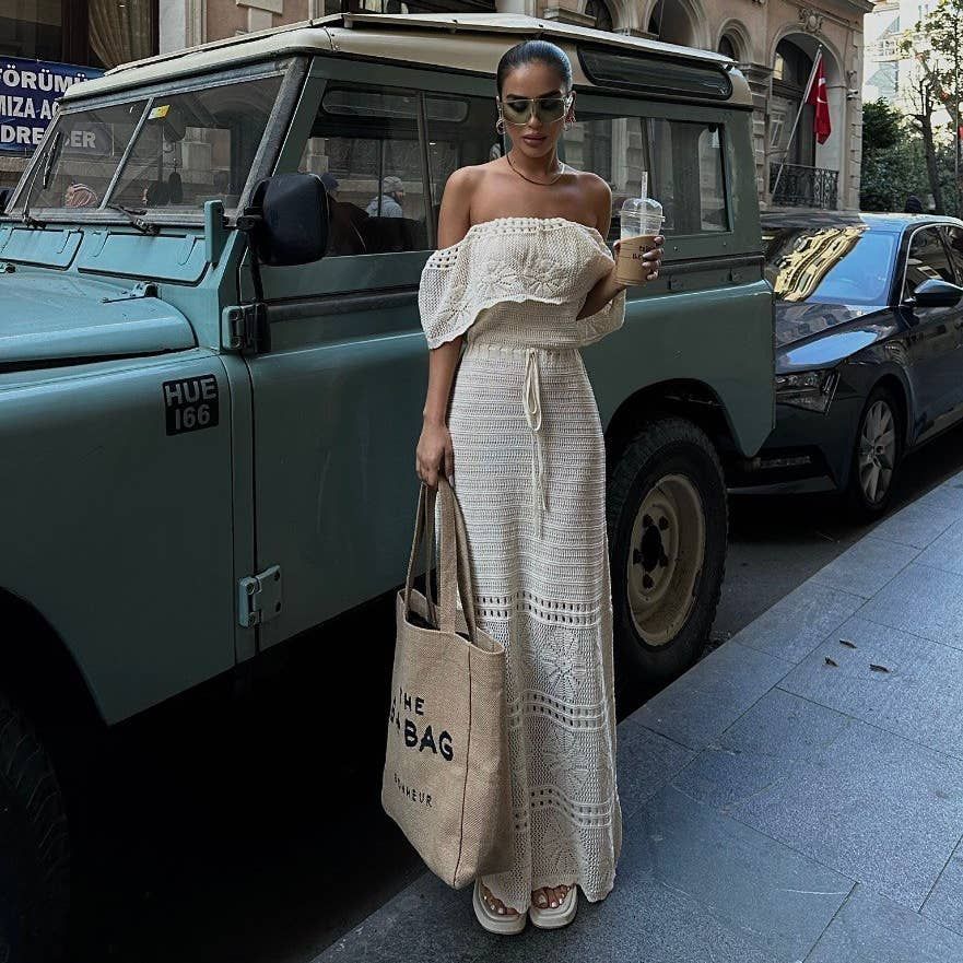 Robe bohème longue épaules nues en crochet beige.