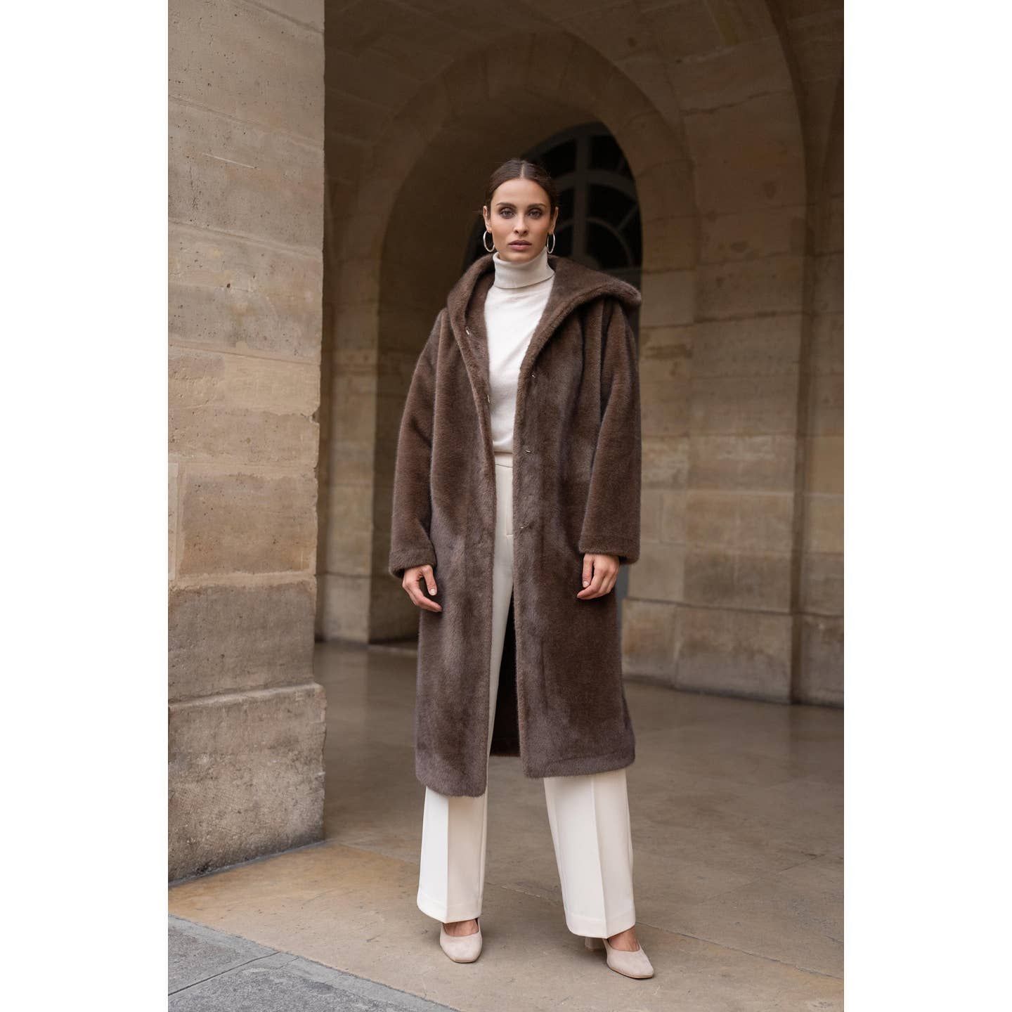 Manteau femme en fausse fourrure marron.