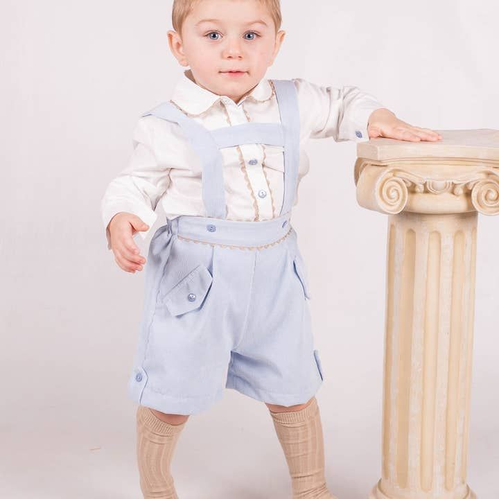 Ensemble de bébé chemise et culotte courte bleue.