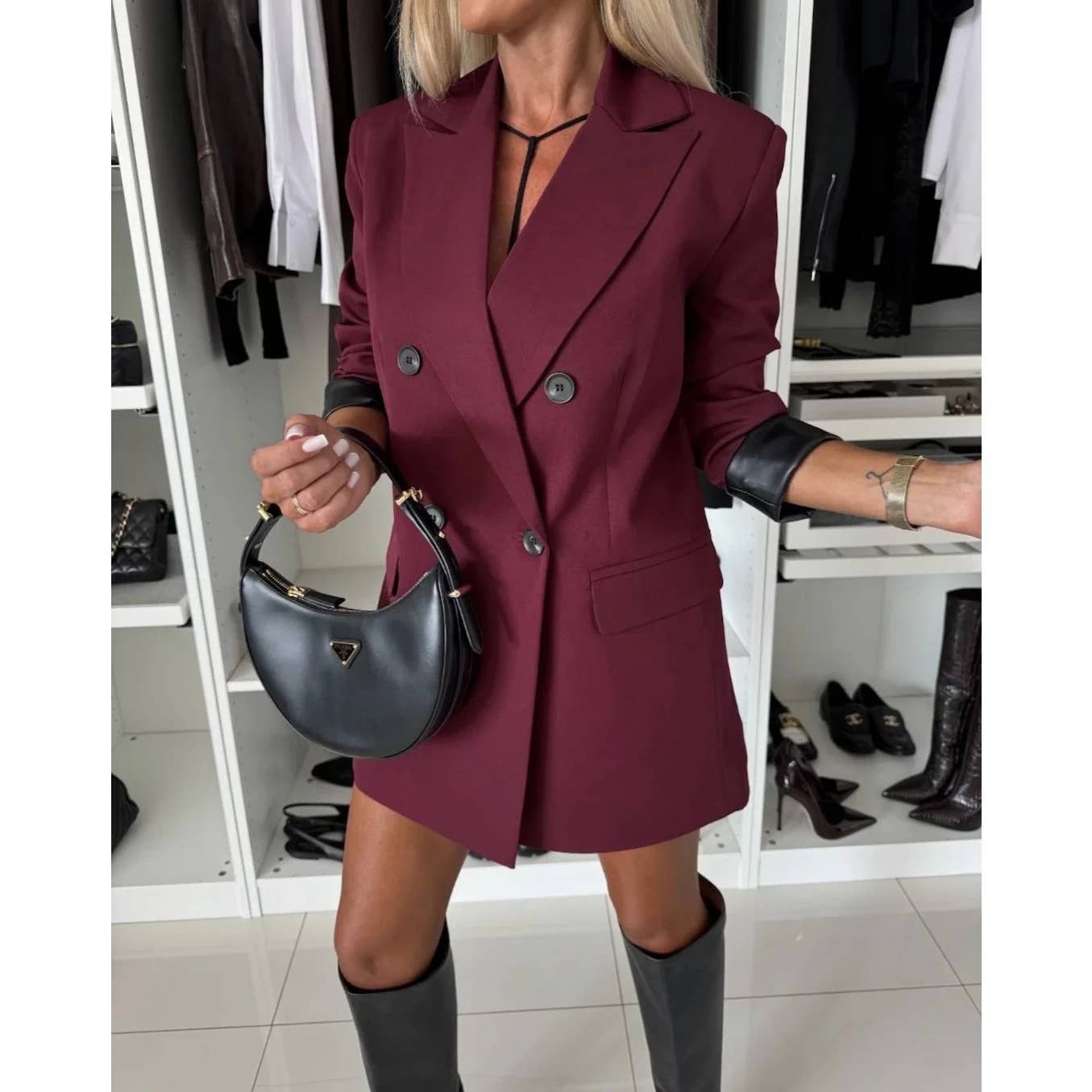 Veste de blazer bordeaux à boutons noirs.