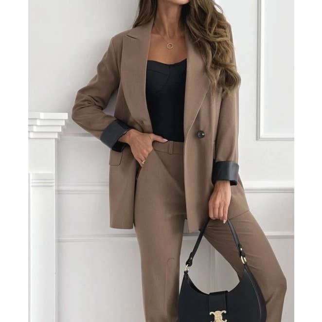 Ensemble blazer veste et pantalon femme beige.