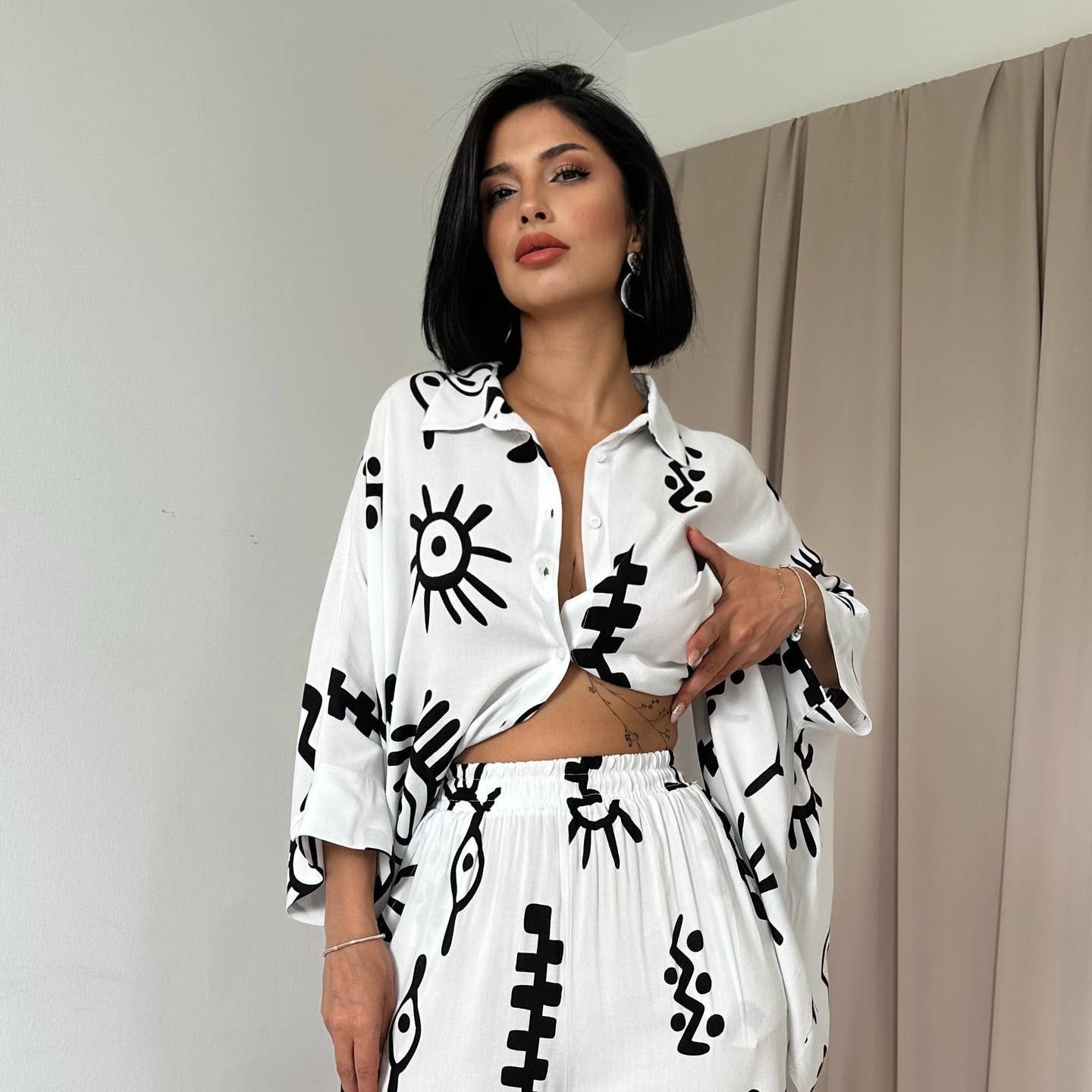 Ensemble chemise et pantalon oversize, blanc à motif abstrait noir.