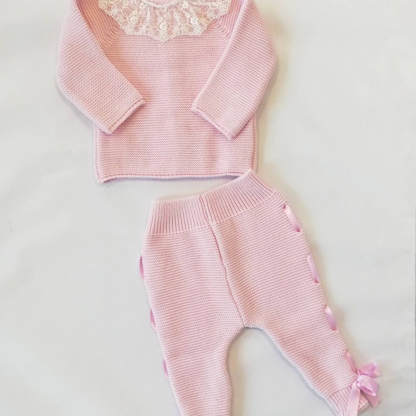 Ensemble de bébé tricoté rose.