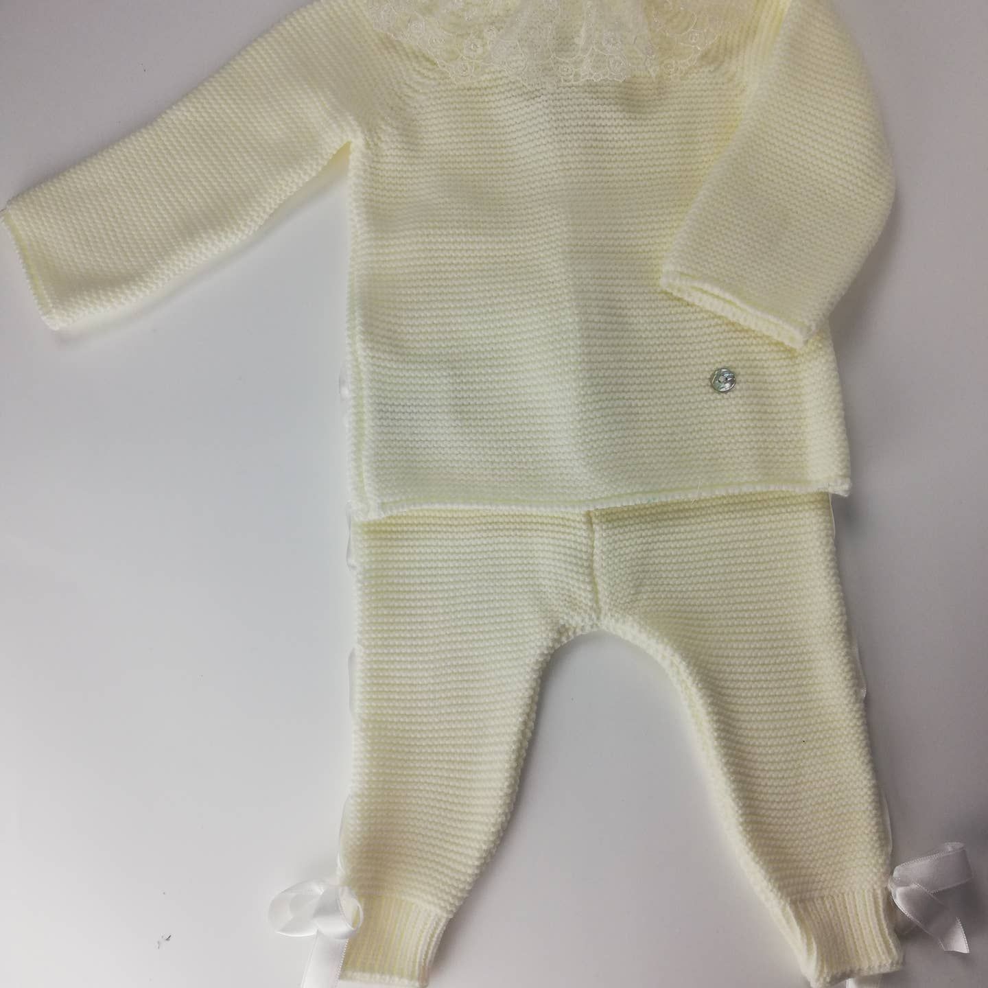 Ensemble de bébé tricoté jaune.