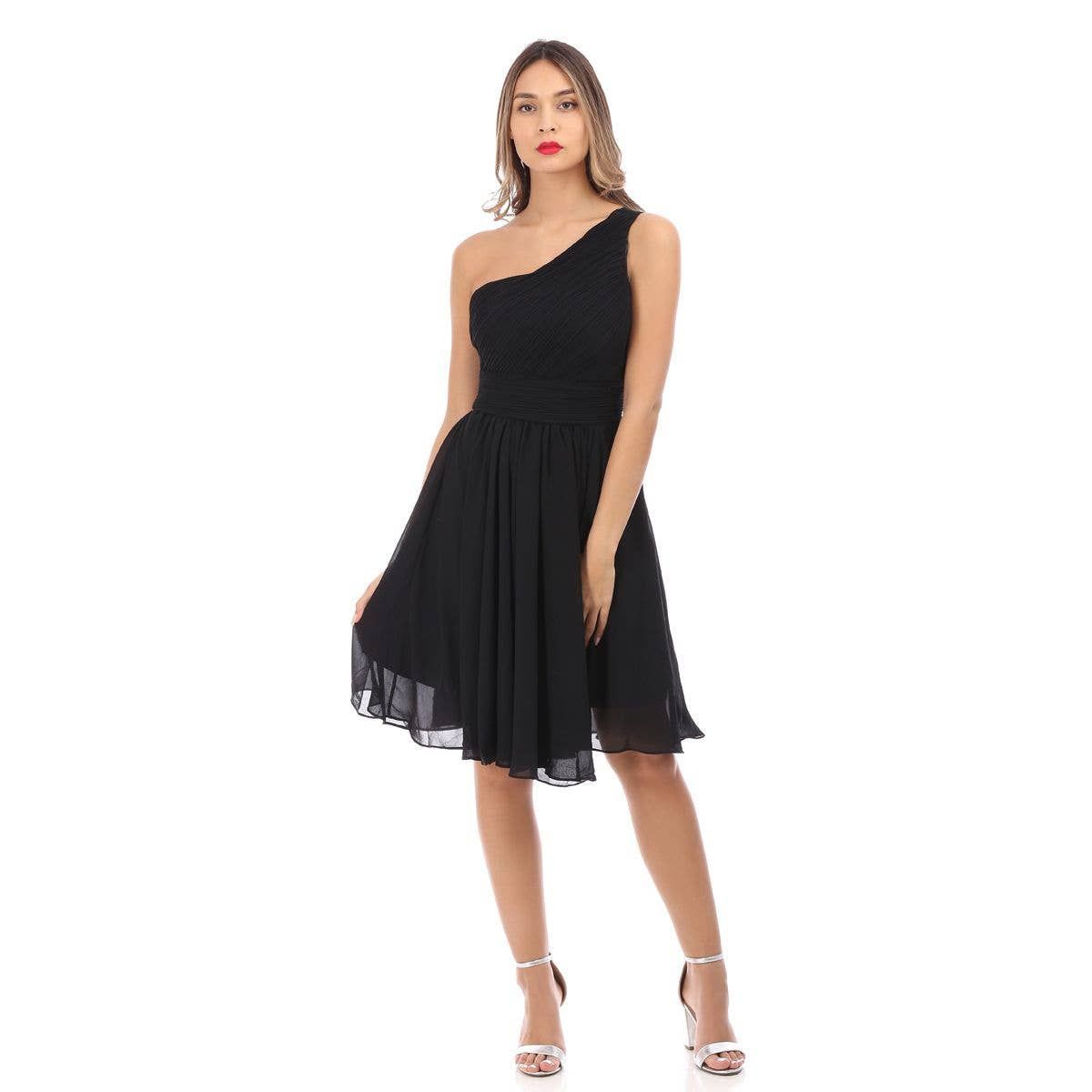 Robe de cocktail courte noire.