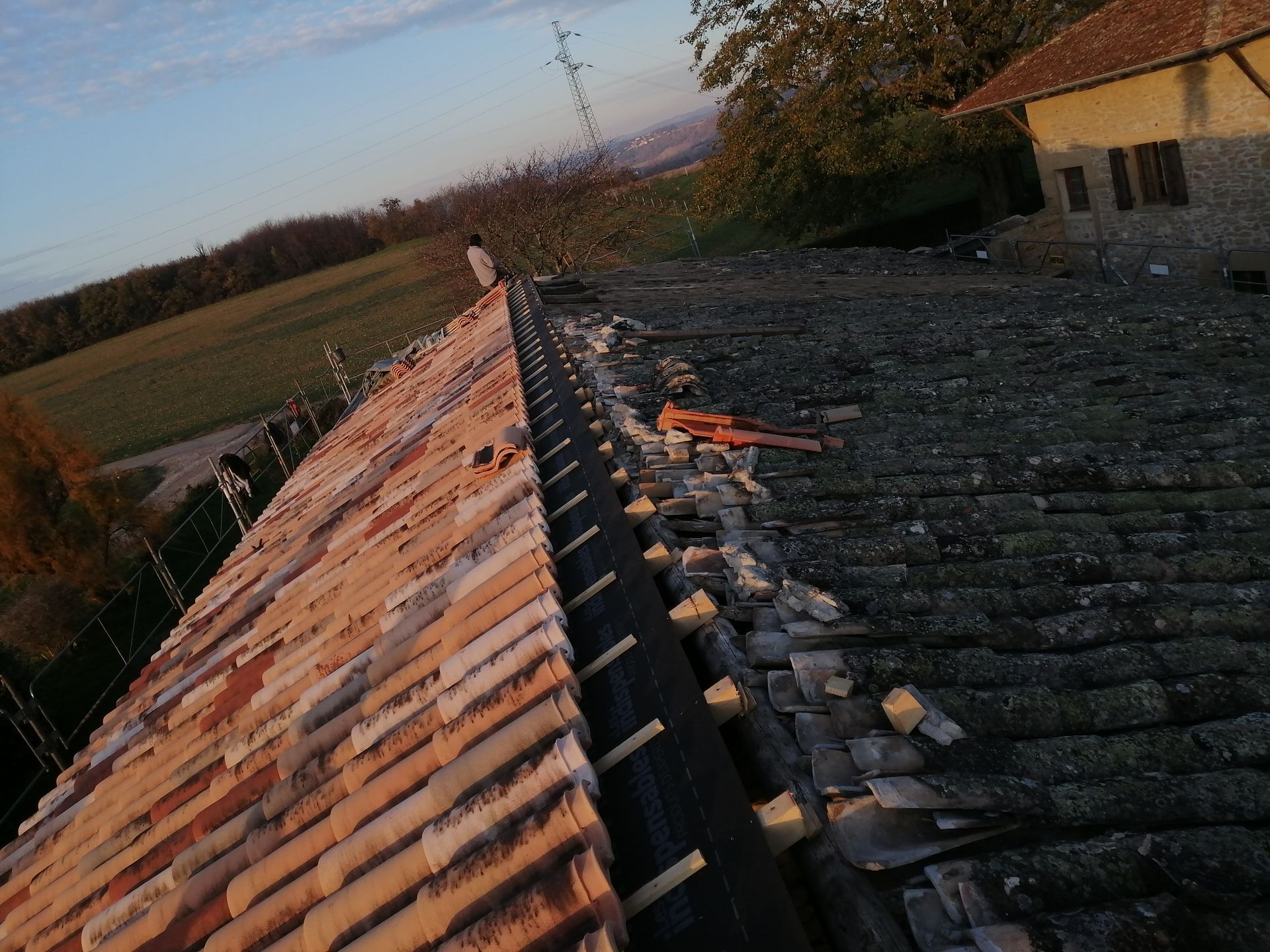 Chantier de rénovation d'une toiture en tuiles