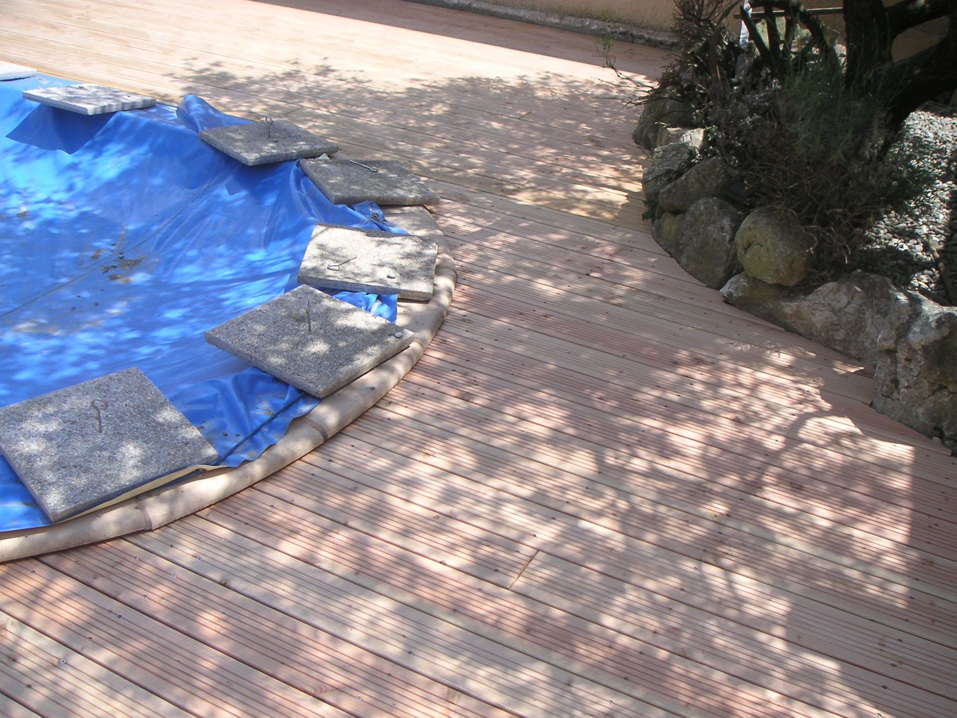Terrasse et plage de piscine en bois