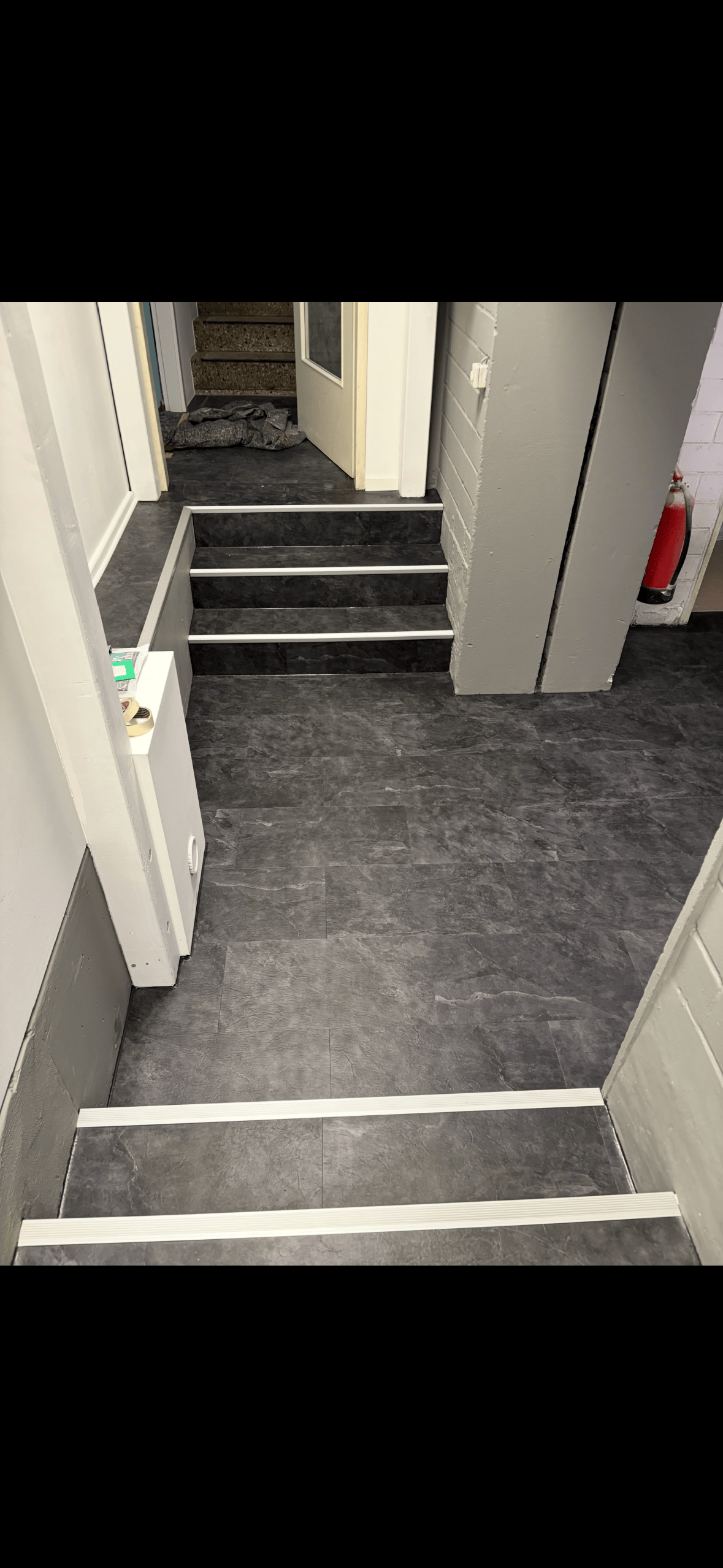 Vinylbelag mit vielen anschnitten Fachgerecht verlegt