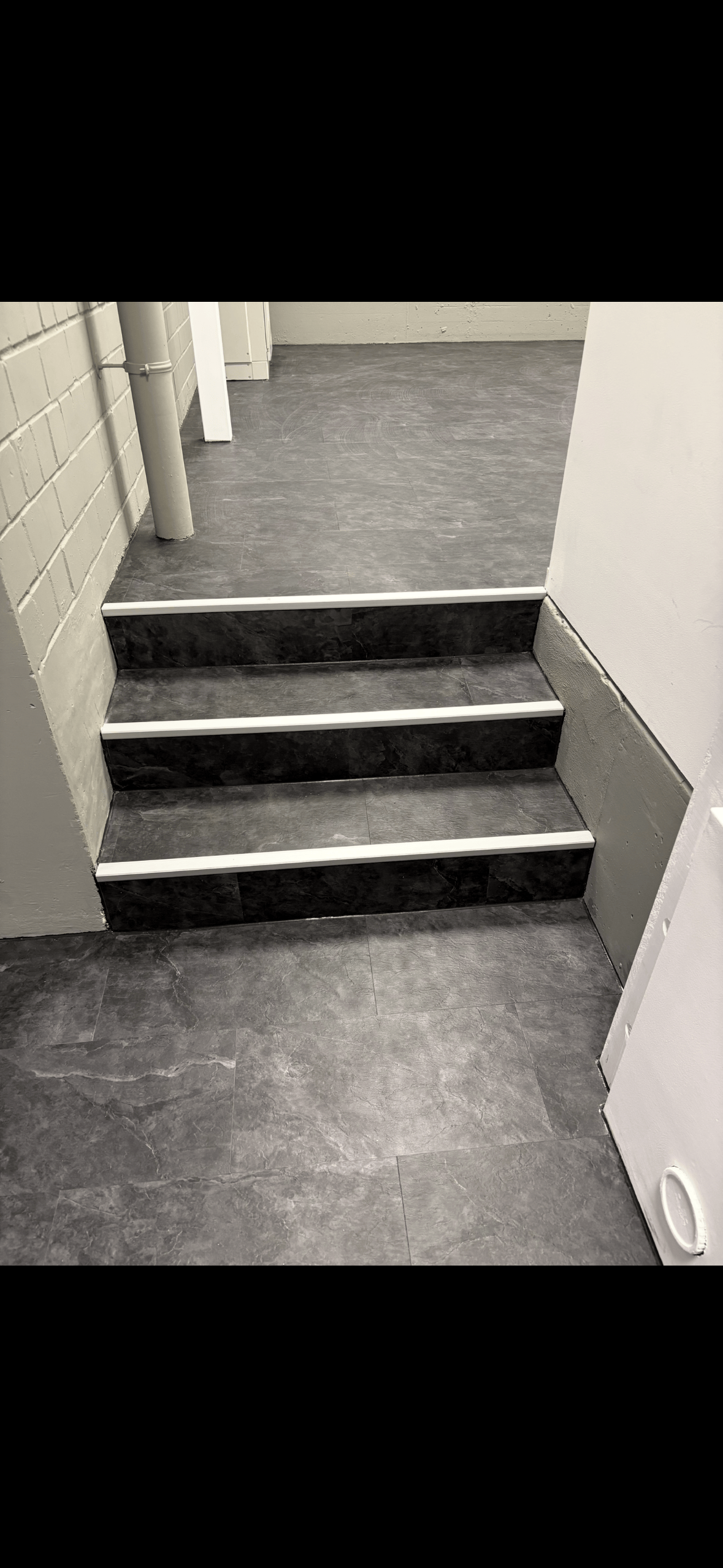 Stufen mit Vinylbelag verlegt vor der Verfugung
