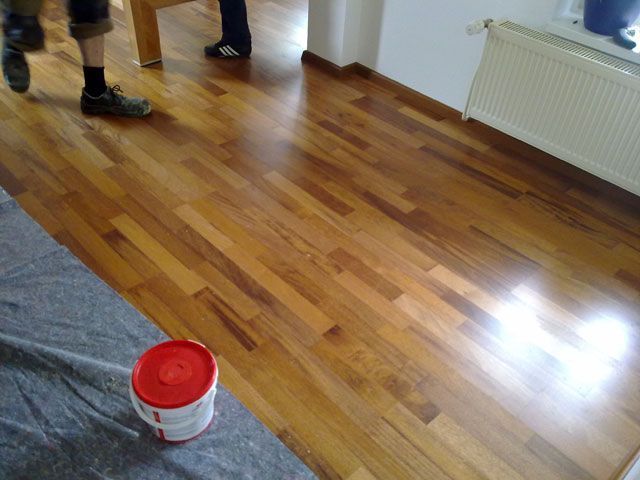 Frisch polierter Holzboden