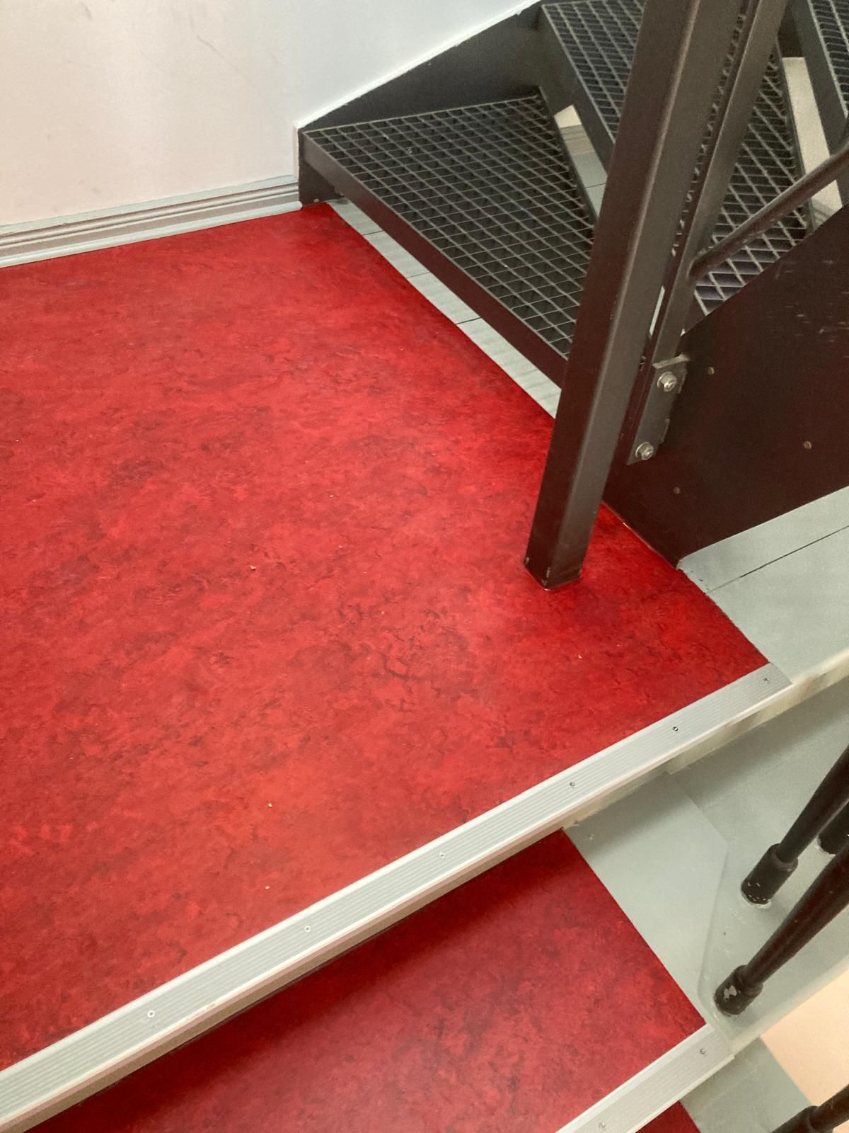 Linoleumbelag mit Treppenprofil und Geländer eingearbeitet