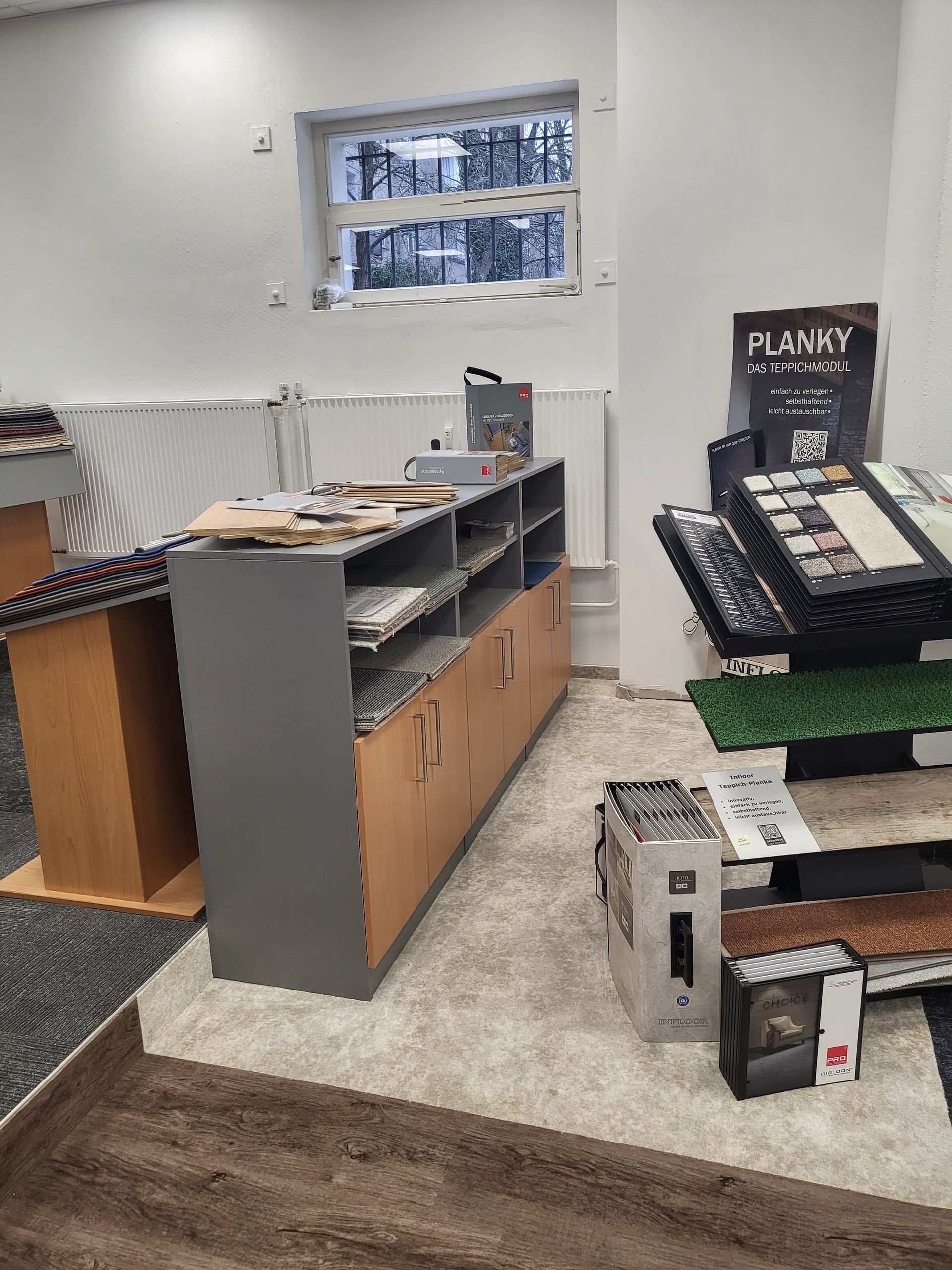 Beratungstresen mit Ausstellungsmappen und Mustern