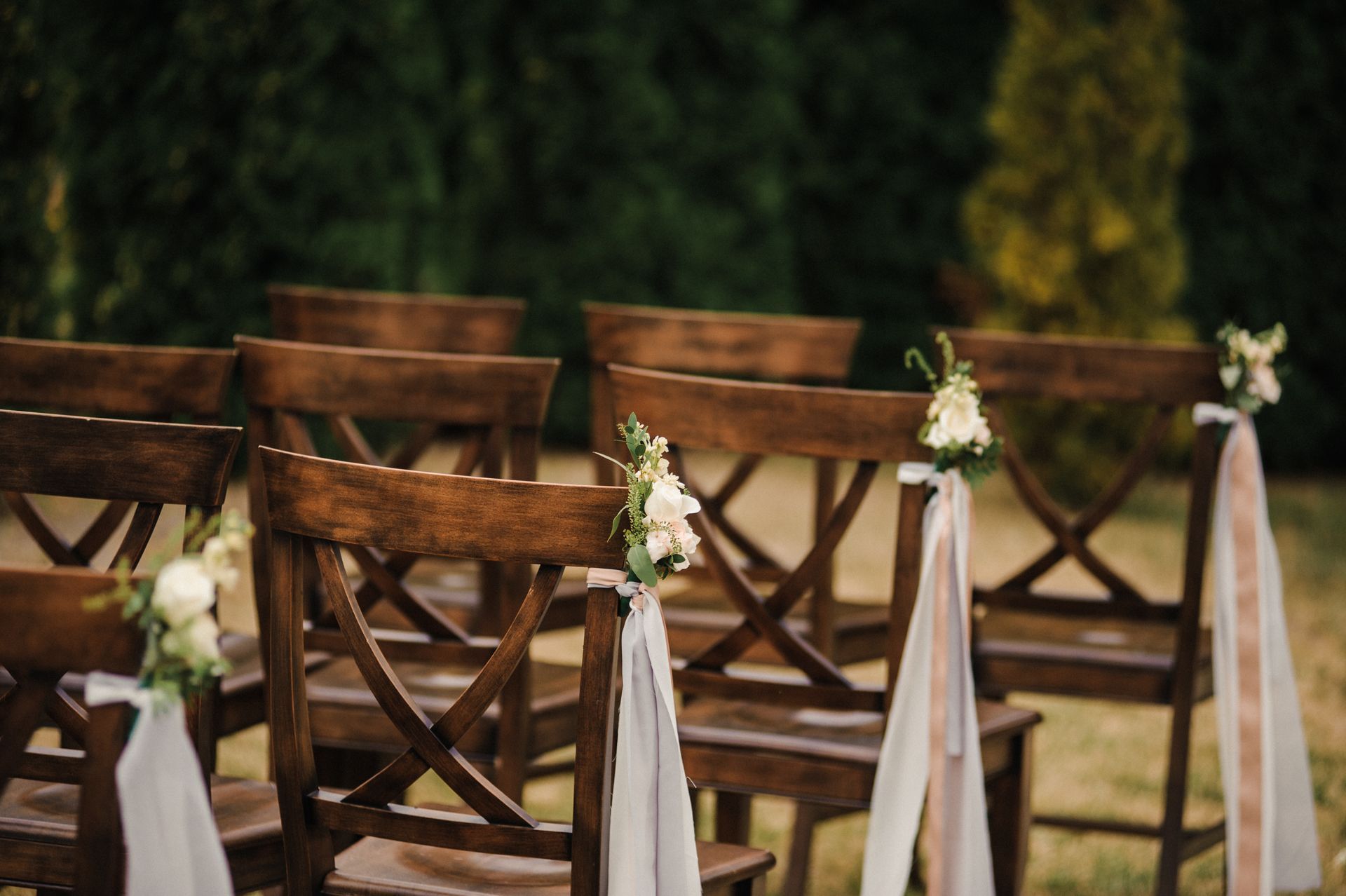 Décoration florale sur des chaises à un mariage