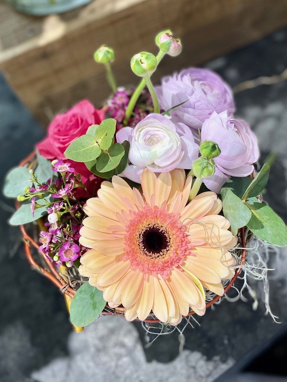 Fleurs violettes et jaunes