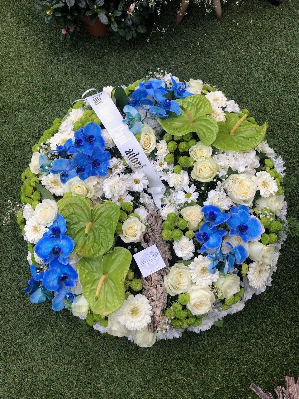 Fleurs de deuil blanches et bleues