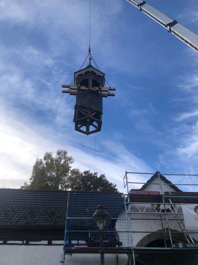 Zimmerei Zultner GmbH & CO. KG - Auf einem Baugerüst an einem Kirchturm