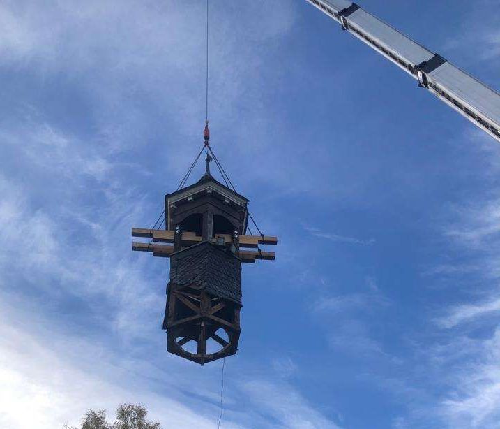 Zimmerei Zultner GmbH & CO. KG - Arbeiter auf Querbalken aus Holz auf dem Dach