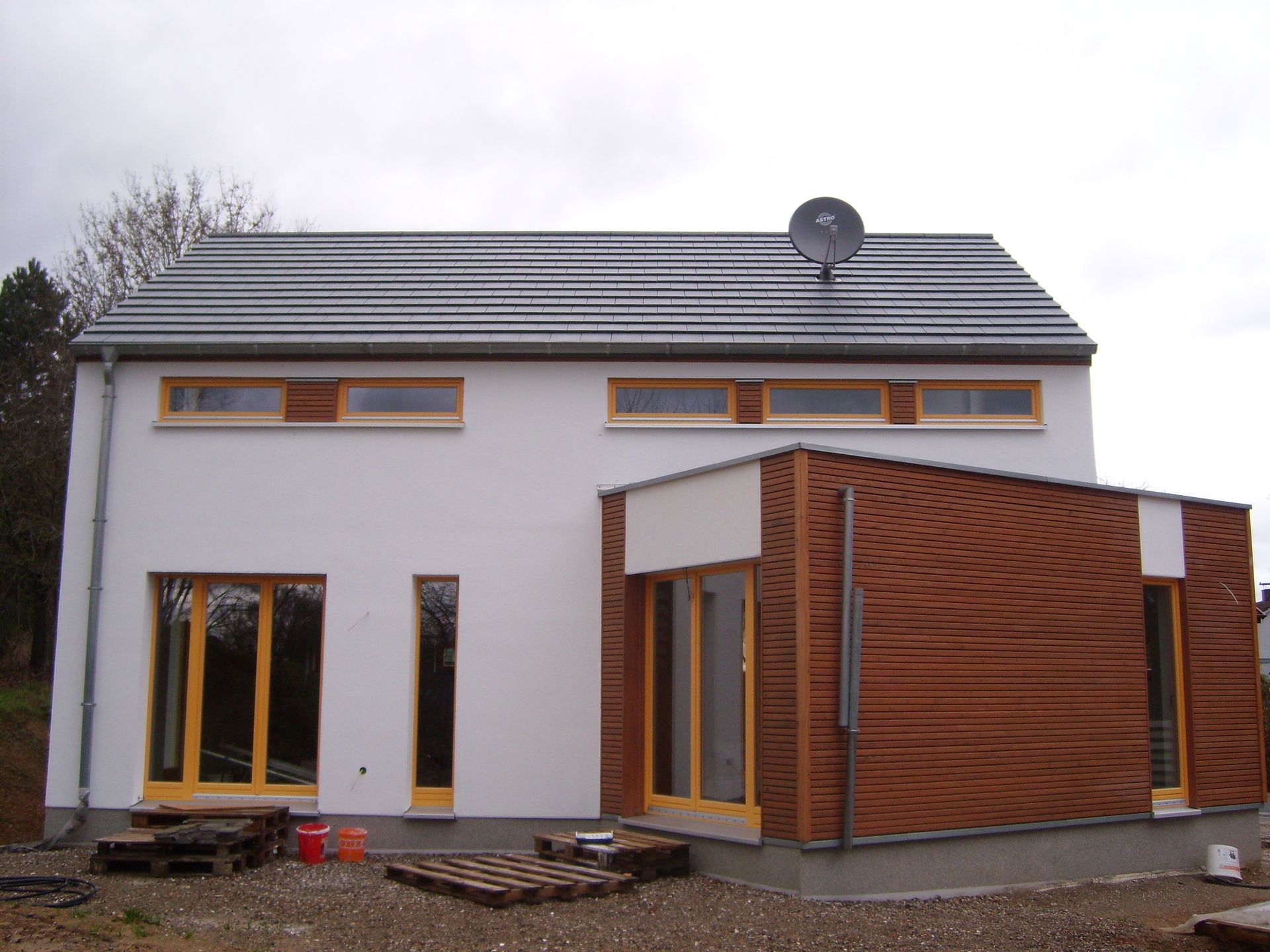 Zimmerei Zultner GmbH & CO. KG - Modernes Wohnhaus mit Hütte