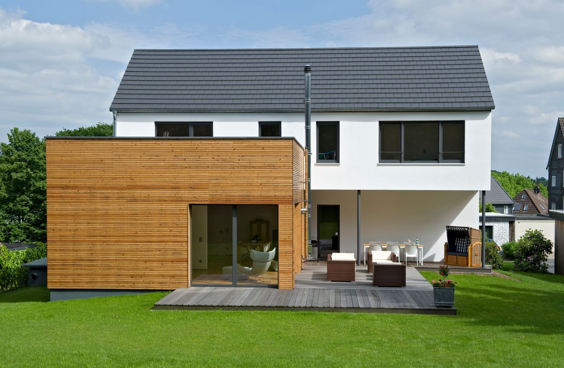 Zimmerei Zultner GmbH & CO. KG - Modernes Wohnhaus mit Holzhütte