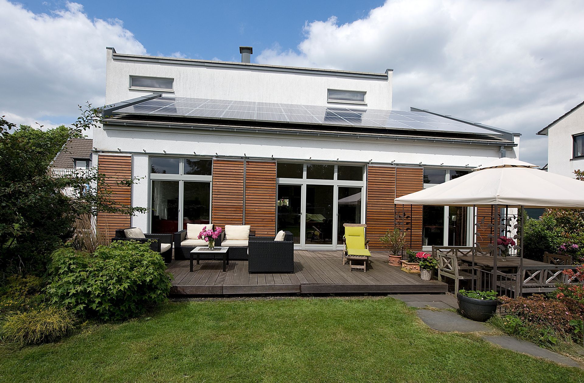 Zimmerei Zultner GmbH & CO. KG - Modernes Wohnhaus mit Solarpanele, einer Terasse und Garten