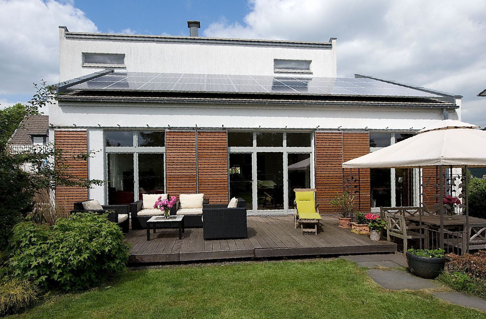 Zimmerei Zultner GmbH & CO. KG - Querbalken aus Holz über einem Rohbau