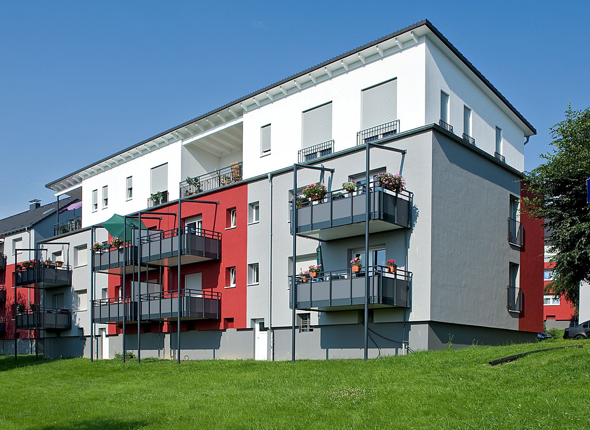 Zimmerei Zultner GmbH & CO. KG - Mehrstöckiges Wohnhaus mit Balkon