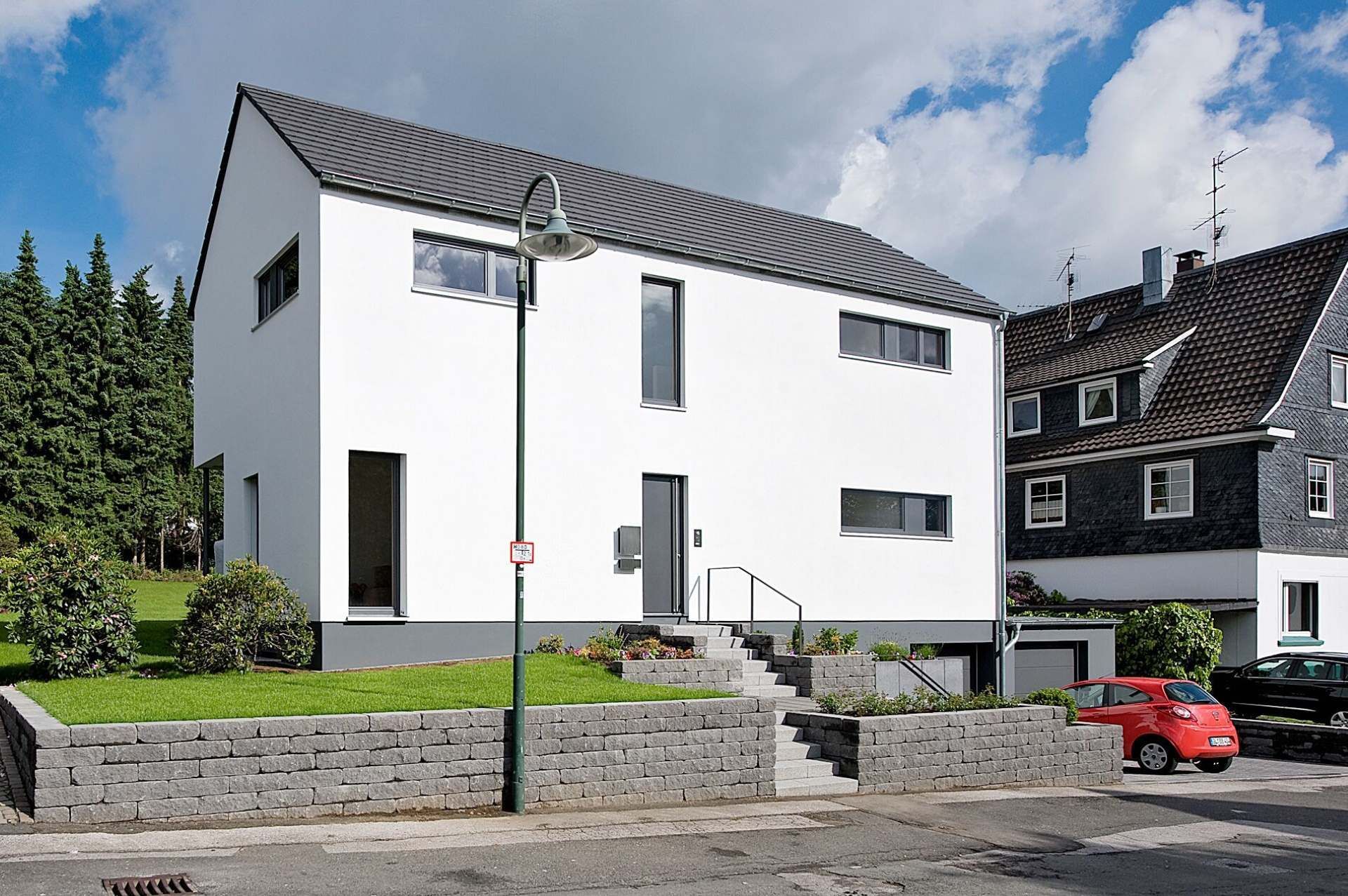 Zimmerei Zultner GmbH & CO. KG - Mehrstöckiges weißes Wohnhaus