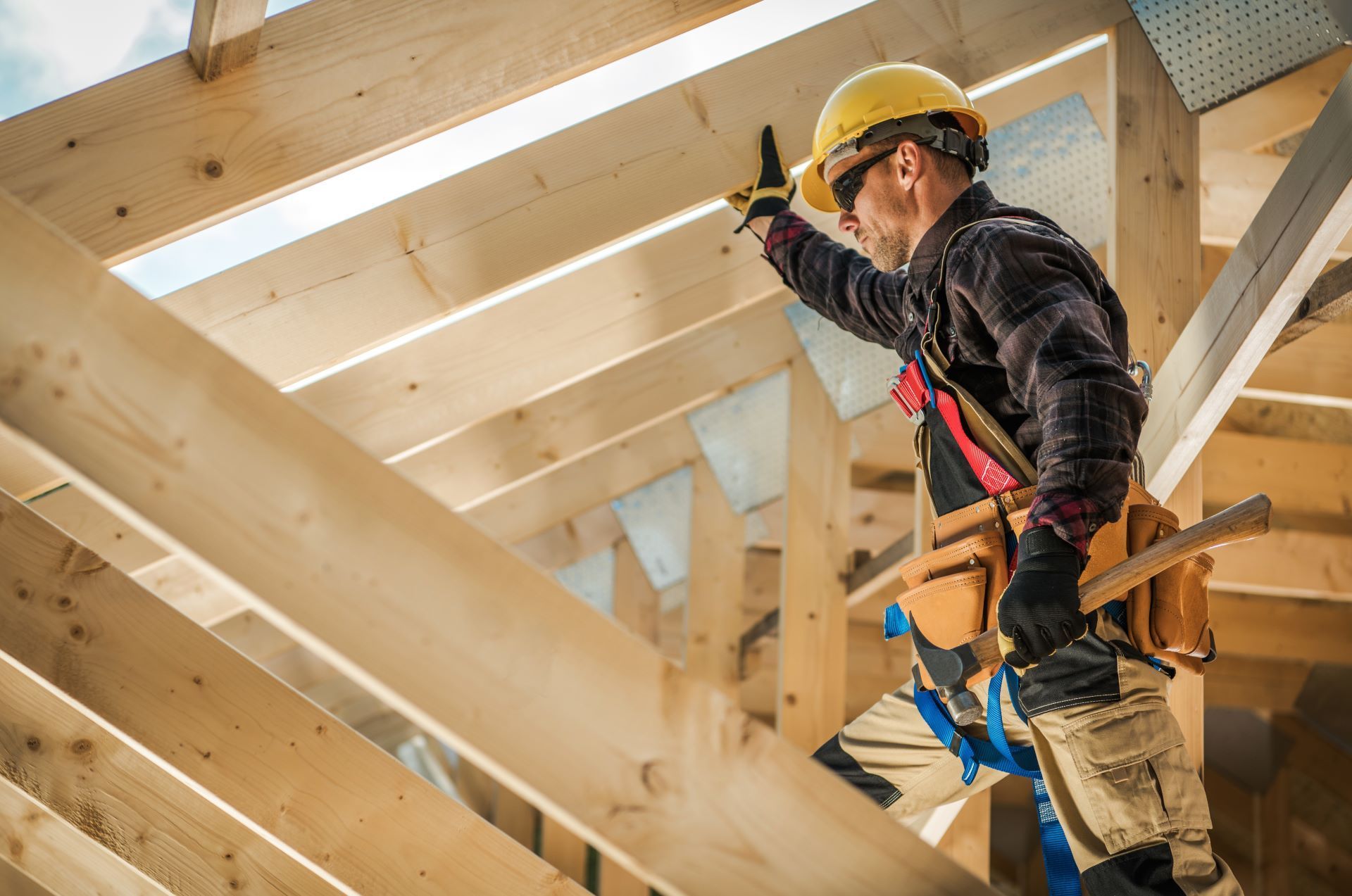 Ein Bauarbeiter arbeitet an einer Holzkonstruktion.